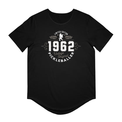 VINTAGE PICKLEBALLER 1962 (FRONT & BACK) - Men's Curved-Hem Jersey T-Shirt